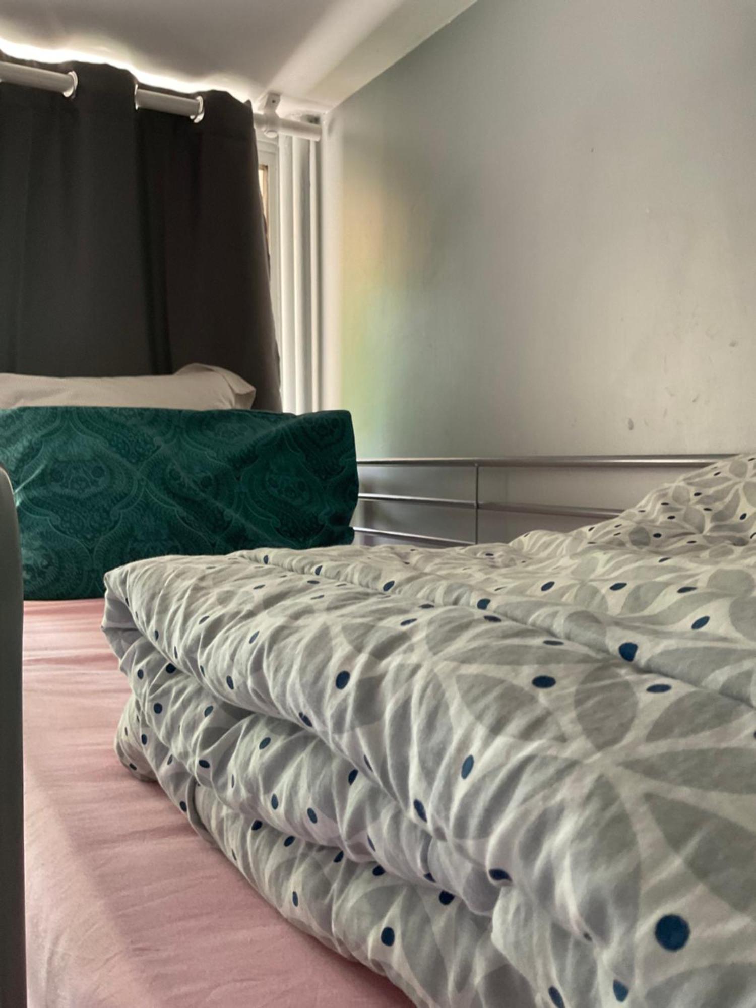 Female-Dortoir Femme -Dorm Shared Room Paris Bobigny Buitenkant foto
